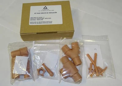 Piezas componentes de equipos médicos impresos en 3D.